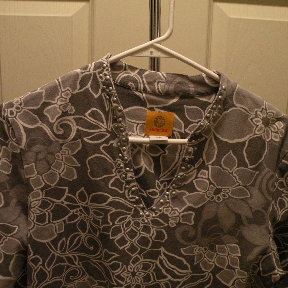 Ruby Rd v-neck tee shirt - Picture 3 of 5